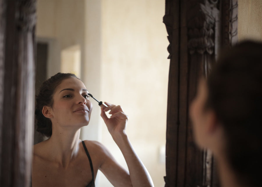 Applying mascara