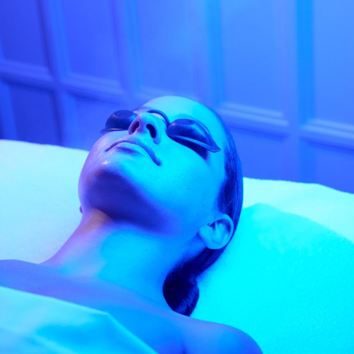 Guest receiving blue LED light therapy